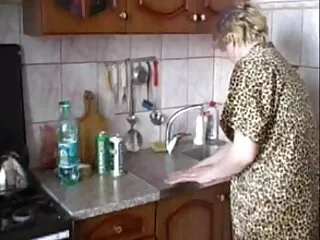 بدأت الجدة و الشابة اللعب الهندية مثير فيديو سكس في الشوارع